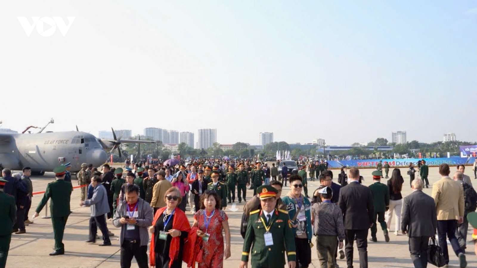 Khách tham quan hào hứng với dàn khí tài quân sự tại Triển lãm Quốc phòng 2024